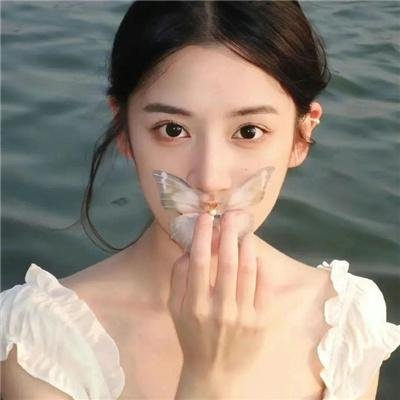 裸女游城